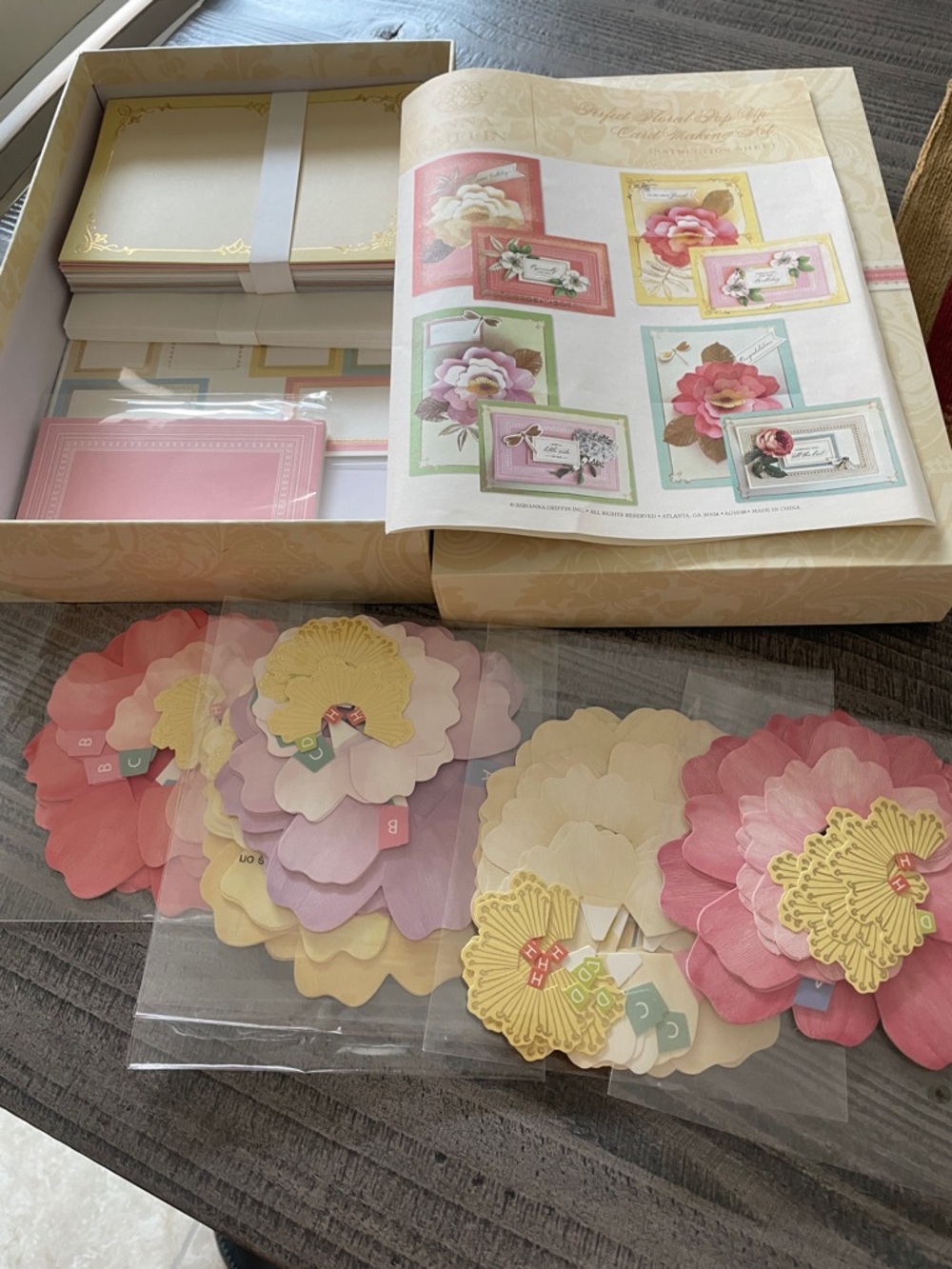 Anna Griffin Floral Pop Up card making kit - Picture 3 of 4